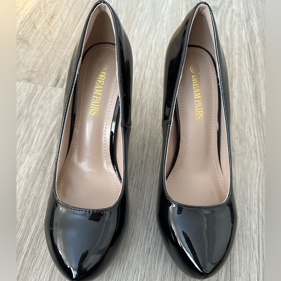 NEW Glossy Pumps - Picture 4 of 8